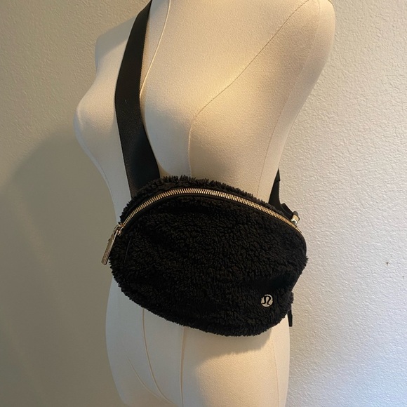 lululemon athletica Black Fleece Crossbody Bag - Picture 2 of 12
